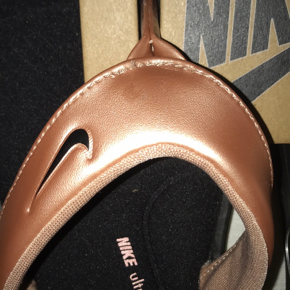 NWT Rose Gold Nike Flip Flops Ultra Comfort - Picture 4 of 5